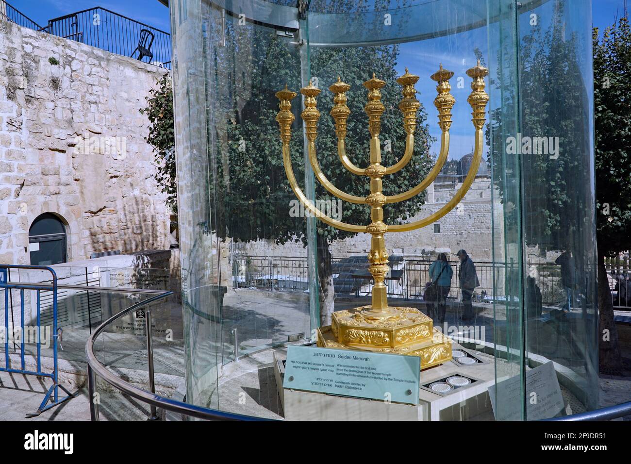 Gerusalemme, Israele - 16 gennaio 2017: Riproduzione della storica menorah dal tempio distrutto di Salomone Foto Stock