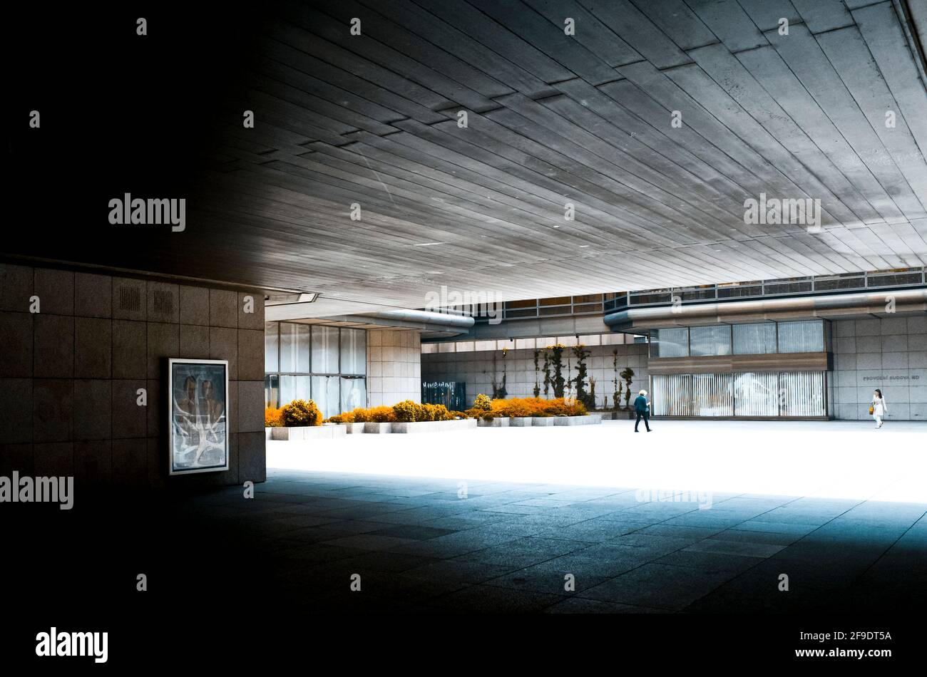 persone che camminano fuori da un moderno edificio complesso Foto Stock
