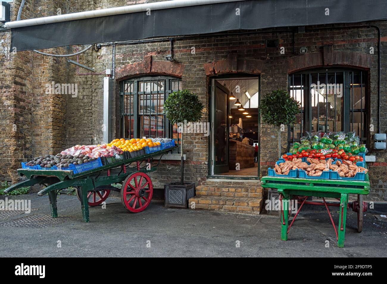 LONDRA, UK - 01 OTTOBRE 2011: Bancarelle di carretti a mano di frutta e verdura al Borough Farmers Market Foto Stock