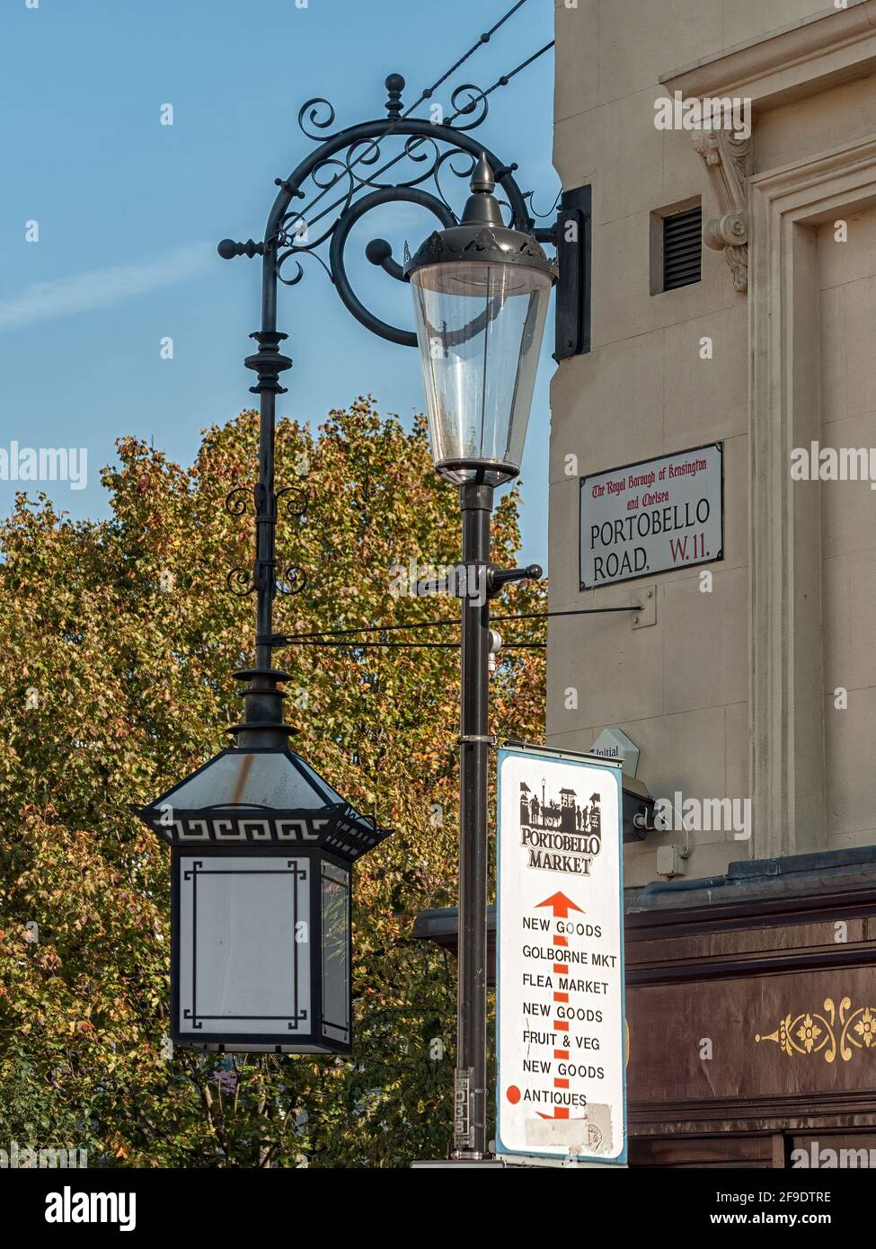 LONDRA, Regno Unito - 01 OTTOBRE 2011: Lampada d'epoca e cartello stradale per il mercato dell'antiquariato di Portobello Road Foto Stock