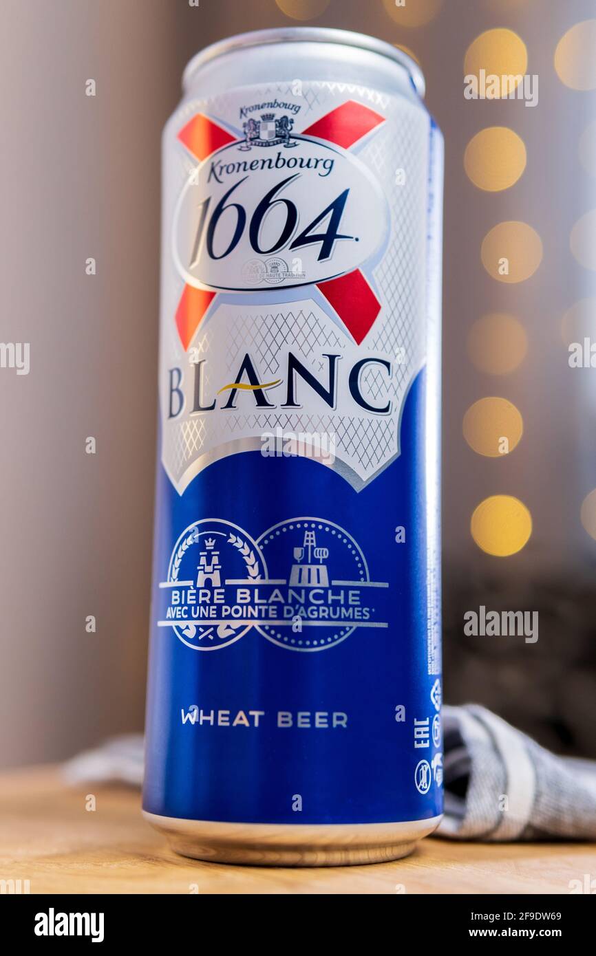 Tyumen, Russia-13 febbraio 2021: Lattina di Kronenbourg 1664 Blanc birra. Fuoco selettivo. Foto verticale Foto Stock