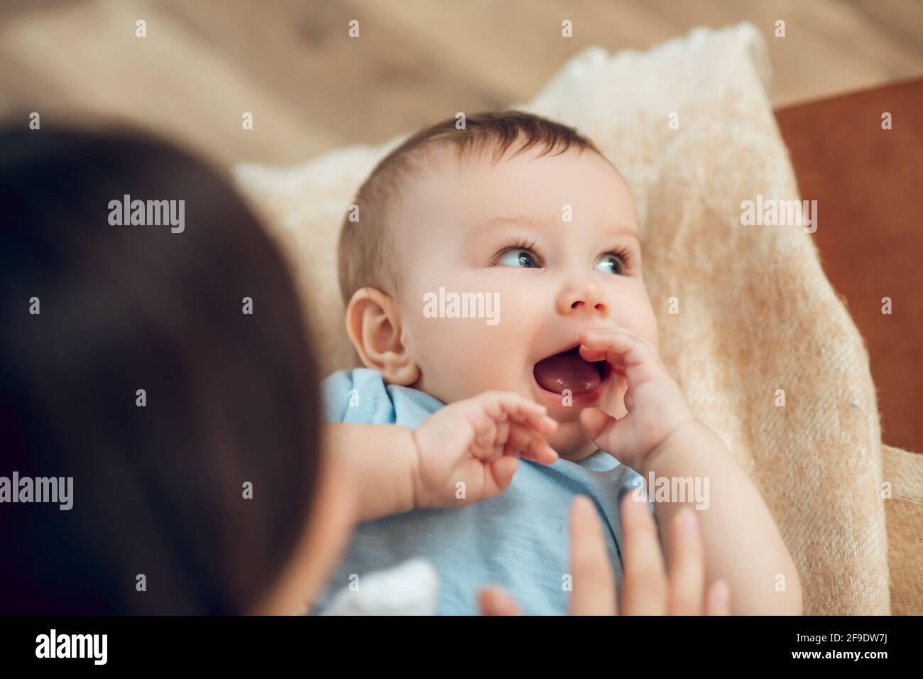 Primo piano faccia del bambino carino con bocca aperta Foto Stock