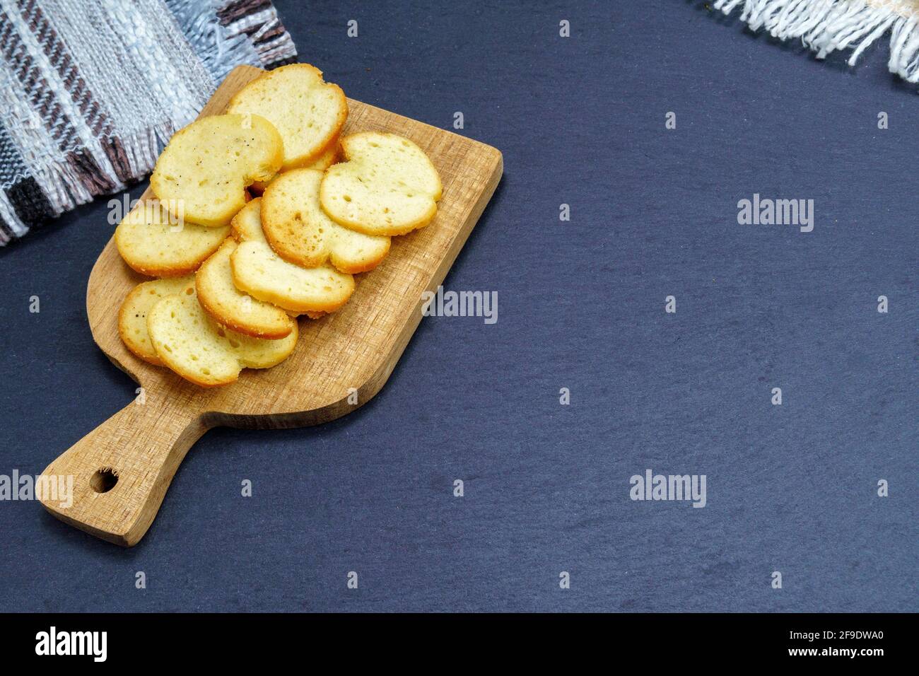 Cubetti di pane croccanti, briciole secche, crostini crostati o cracker arrostiti. L'uso di cibo di pane senza spreco Foto Stock