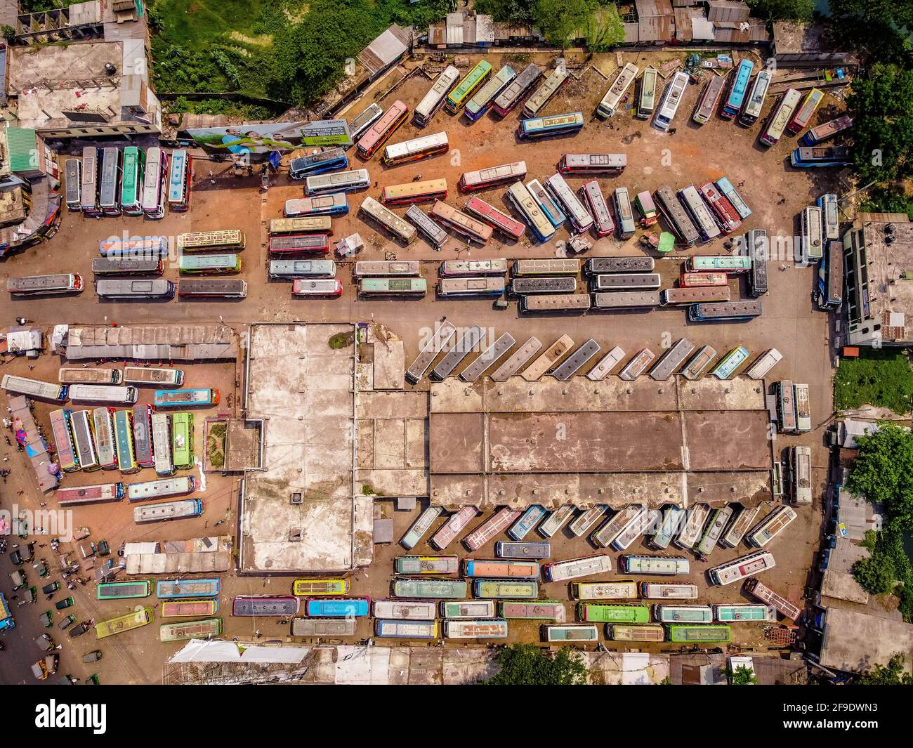Barisal, Bangladesh. 17 Apr 2021. Una vista aerea del terminal degli autobus di Natullahbad a Barisal mentre gli autobus rimangono parcheggiati durante una stretta chiusura forzata dalle autorità del Bangladesh per combattere la diffusione del Coronavirus Covid-19 a Barisal. (Foto di Mustasinur Rahman Alvi/Pacific Press) Credit: Pacific Press Media Production Corp./Alamy Live News Foto Stock