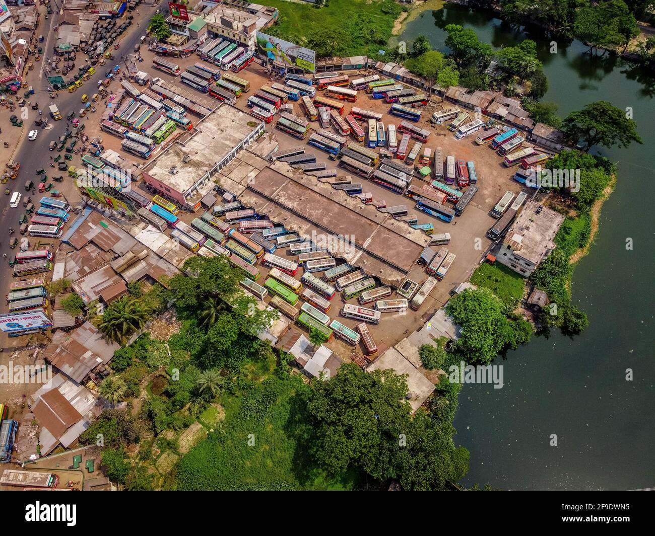 Barisal, Bangladesh. 17 Apr 2021. Una vista aerea del terminal degli autobus di Natullahbad a Barisal mentre gli autobus rimangono parcheggiati durante una stretta chiusura forzata dalle autorità del Bangladesh per combattere la diffusione del Coronavirus Covid-19 a Barisal. (Foto di Mustasinur Rahman Alvi/Pacific Press) Credit: Pacific Press Media Production Corp./Alamy Live News Foto Stock