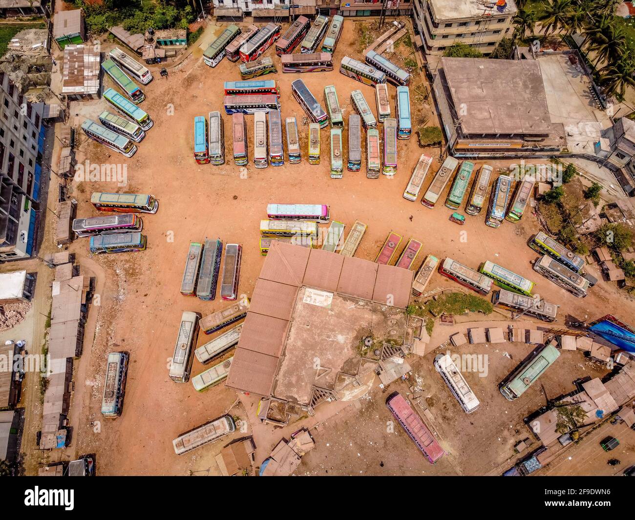 Barisal, Bangladesh. 17 Apr 2021. Una vista aerea del terminal degli autobus di Rupatoli a Barisal, mentre gli autobus rimangono parcheggiati durante una stretta chiusura forzata dalle autorità del Bangladesh per combattere la diffusione del Coronavirus Covid-19 a Barisal. (Foto di Mustasinur Rahman Alvi/Pacific Press) Credit: Pacific Press Media Production Corp./Alamy Live News Foto Stock
