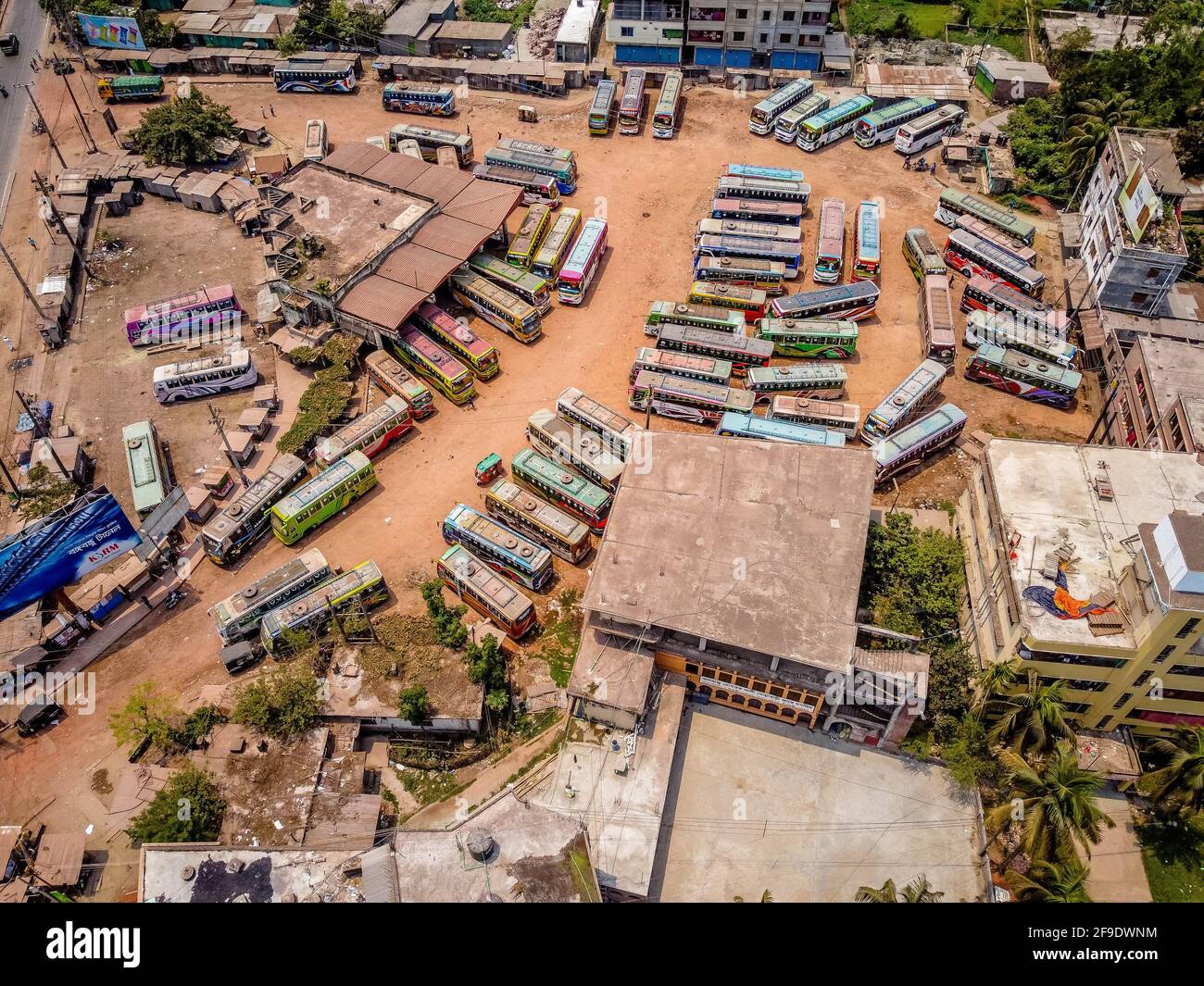 Barisal, Bangladesh. 17 Apr 2021. Una vista aerea del terminal degli autobus di Rupatoli a Barisal, mentre gli autobus rimangono parcheggiati durante una stretta chiusura forzata dalle autorità del Bangladesh per combattere la diffusione del Coronavirus Covid-19 a Barisal. (Foto di Mustasinur Rahman Alvi/Pacific Press) Credit: Pacific Press Media Production Corp./Alamy Live News Foto Stock