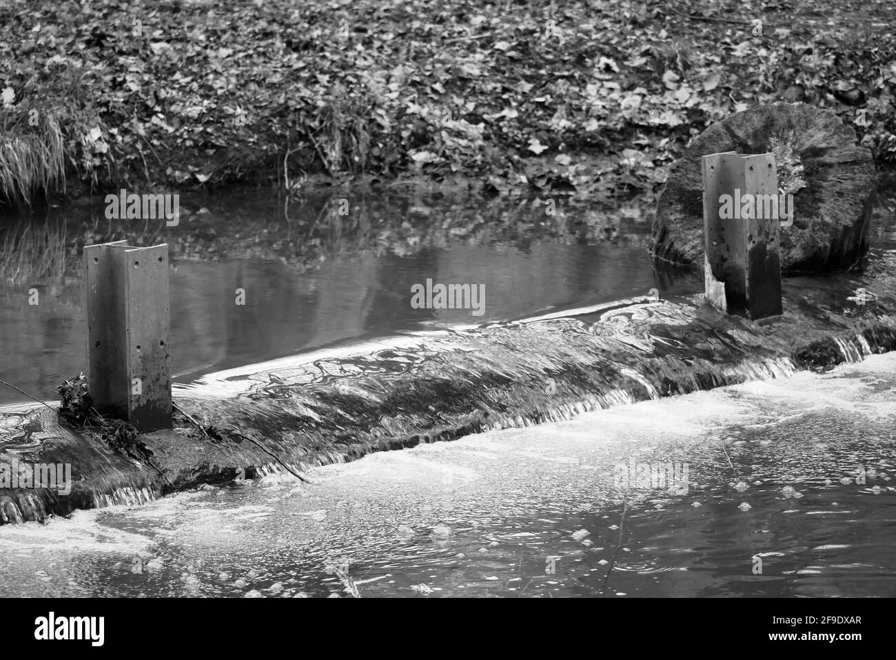 immagine in bianco e nero di una diga in costruzione Foto Stock