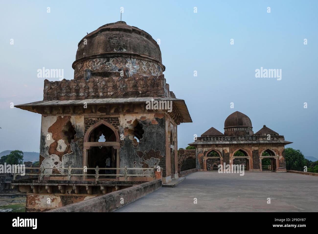 Jahaz Mahal è l'edificio più famoso di Mandu è stato costruito tra due piscine d'acqua. Mandu, Madhya Pradesh, India. Foto Stock