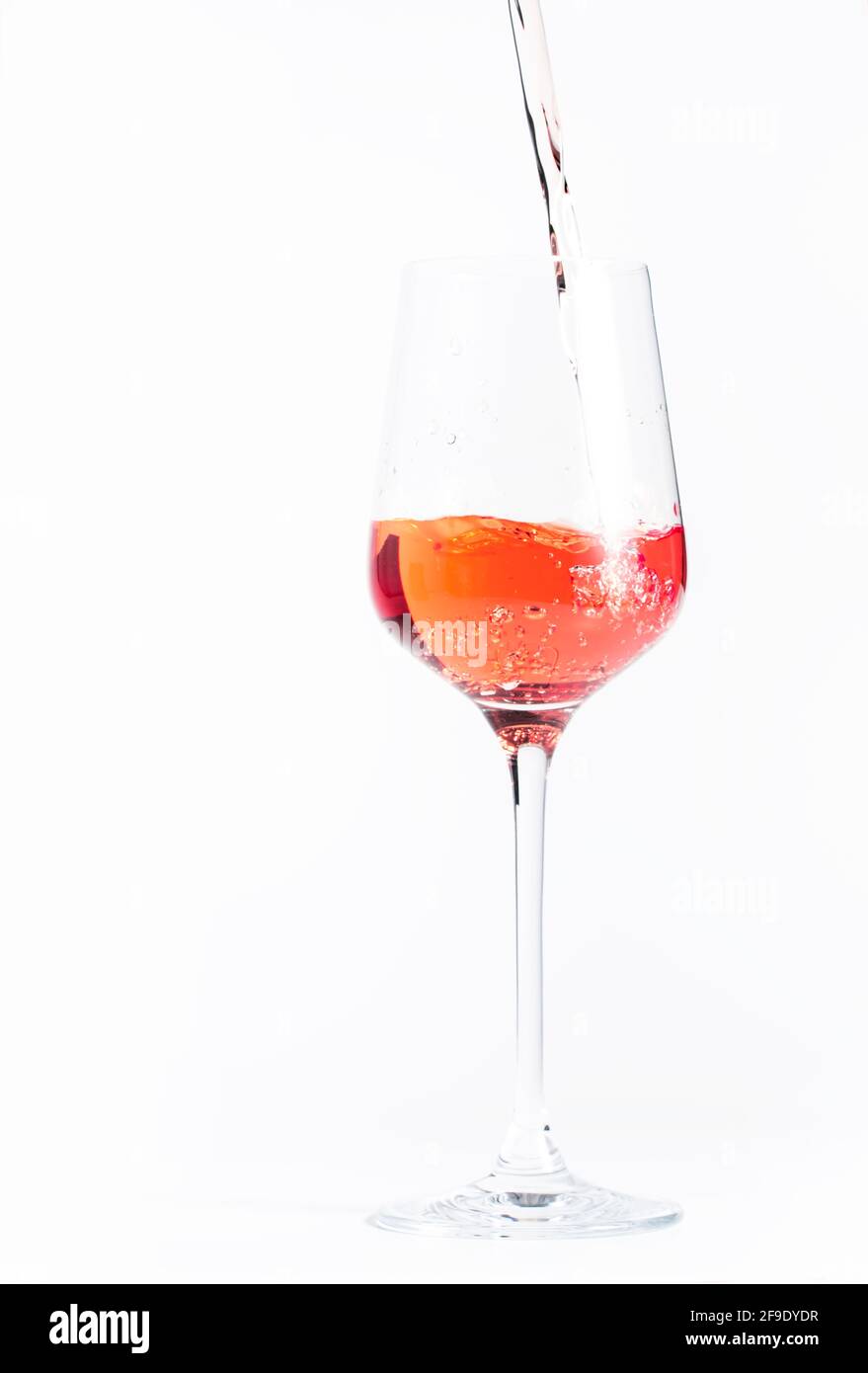 Vino rosato che fuoriesce dalla bottiglia, macinato di panettino bianco. Rosado, rosato o degustazione di vini arrossati in wineshop, concetto bar. Copia spazio Foto Stock