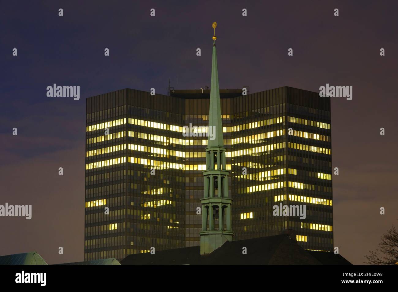 Torre della Cattedrale in fornt del municipio, Essen, zona Ruhr, Nord Reno-Westfalia, Germania, Europa Foto Stock
