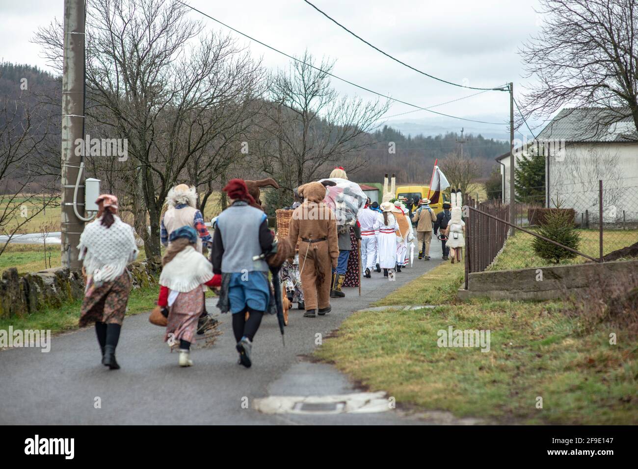 Tradizionale carnevale in un piccolo villaggio chiamato Vrbica vicino a Ilirska Bistrica in Slovenia. Foto Stock