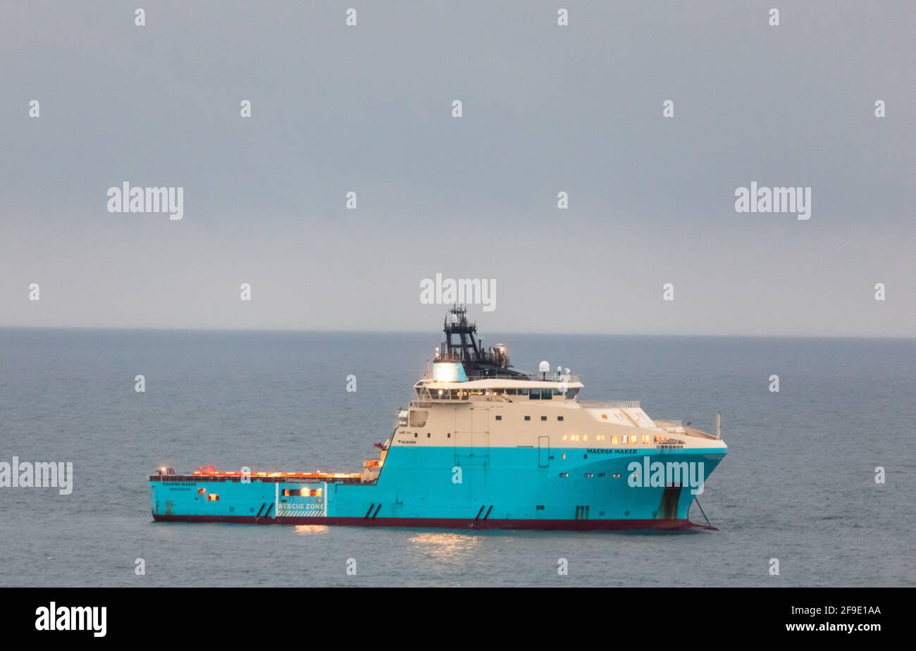 Myrtleville, Cork, Irlanda. 18 aprile 2021. Maersk Maker, nave di fornitura danese registrata in mare aperto, si trova al largo di Myrtleville, Co. Cork. Il rimorchiatore è stato utilizzato per trainare una piattaforma di perforazione gigante Stena Spey nel campo di gas Kinsale da Scapa Flow, Regno Unito, e sarà utilizzato per tappare e smantellare il giacimento di gas sottomarino. - Credit David Creedon / Alamy Live News Foto Stock