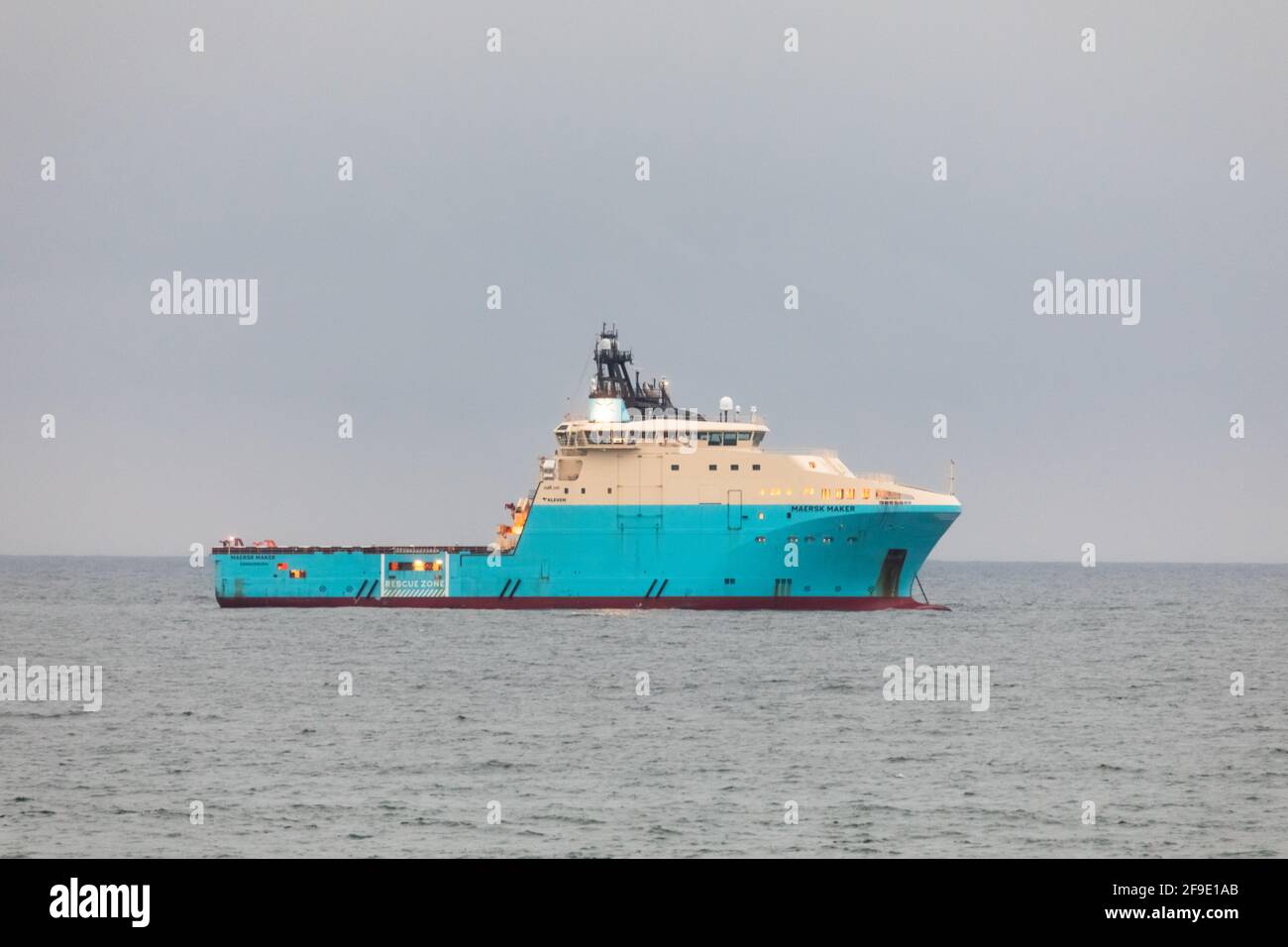 Myrtleville, Cork, Irlanda. 18 aprile 2021. Maersk Maker, nave di fornitura danese registrata in mare aperto, si trova al largo di Myrtleville, Co. Cork. Il rimorchiatore è stato utilizzato per trainare una piattaforma di perforazione gigante Stena Spey nel campo di gas Kinsale da Scapa Flow, Regno Unito, e sarà utilizzato per tappare e smantellare il giacimento di gas sottomarino. - Credit David Creedon / Alamy Live News Foto Stock