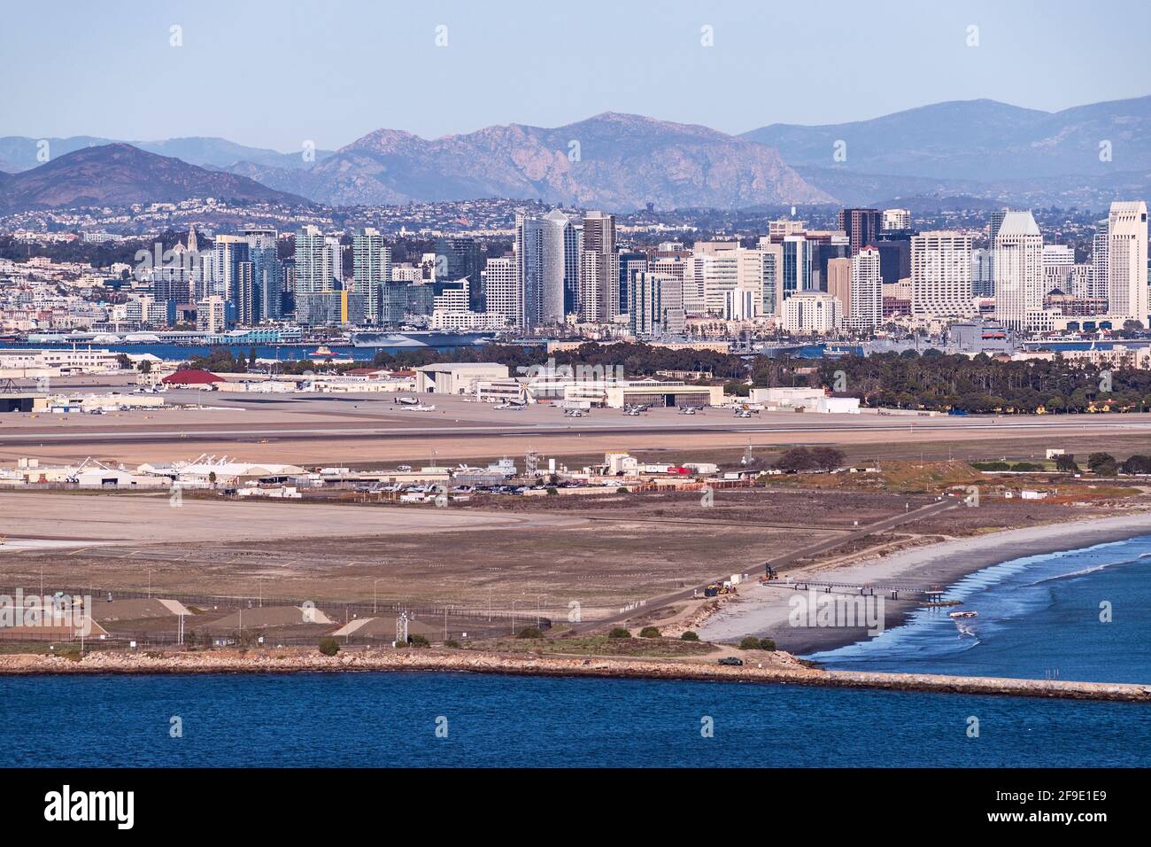 Skyline del centro di San Diego in California in una giornata molto limpida Con Coronado Island e San Diego Bay nel primo piano e montagne sullo sfondo Foto Stock