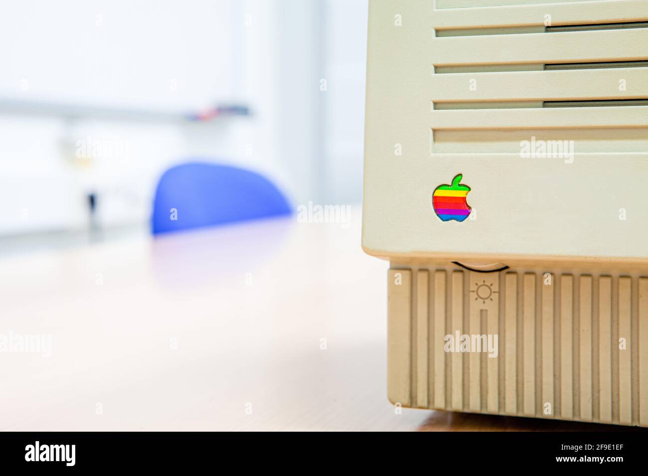 Apple workstation, modello antigue di macintosh in un ambiente di background ufficio con il vecchio logo dell'azienda Foto Stock