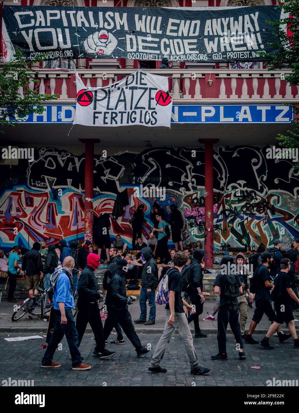 Sternschanze Amburgo, Germania - 7 luglio 2017: I manifestanti camminano davanti a Rote Flora prima degli scontri con la vetta del g20 Foto Stock