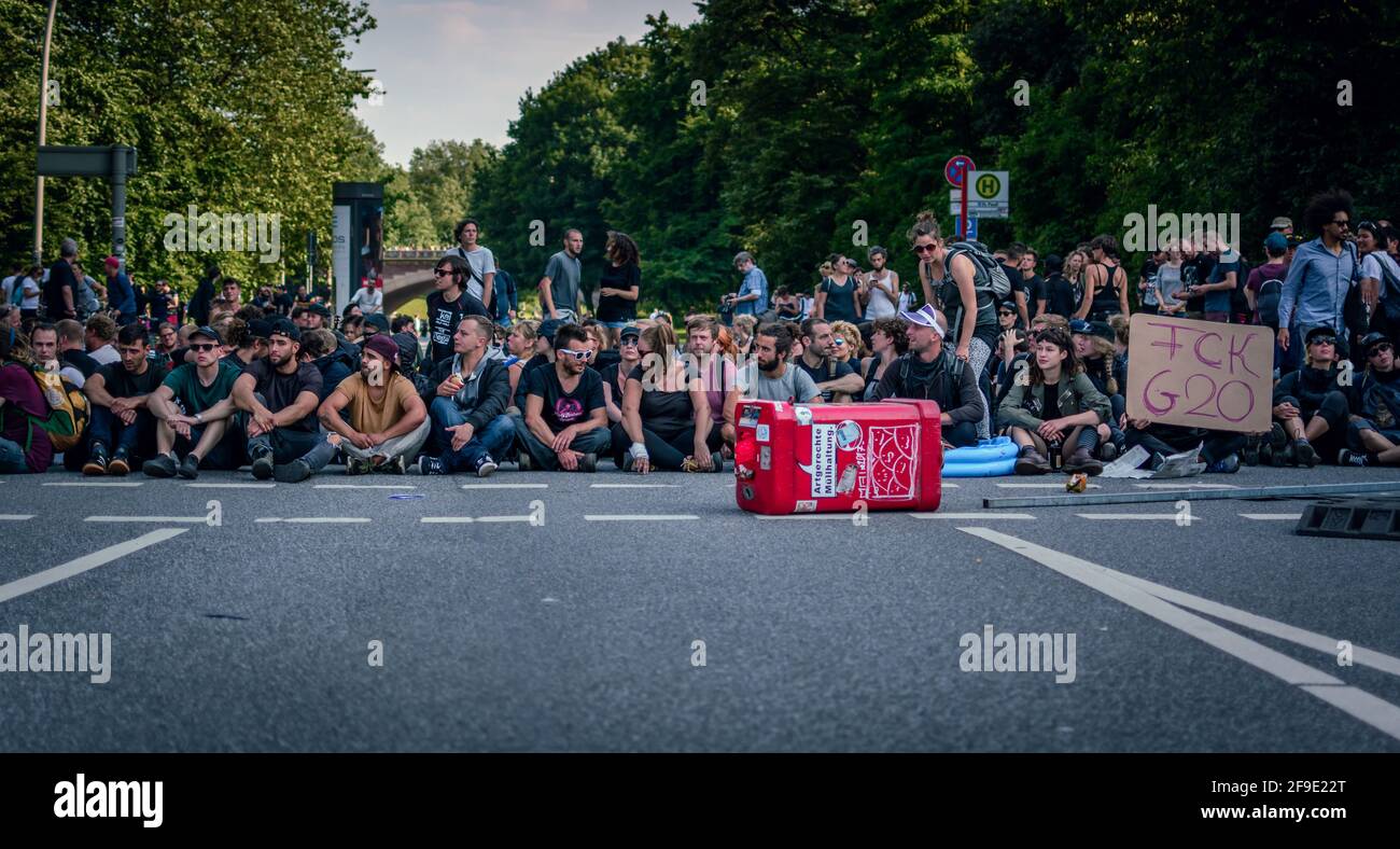 Sternschanze Amburgo - Germania 7 luglio 2017: Manifestanti pacifici bloccano la strada durante le manifestazioni del vertice del g20 Foto Stock