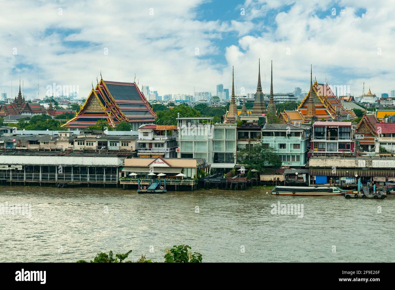 Vista della città da Wat Arun, Bangkok, Thailandia Foto Stock