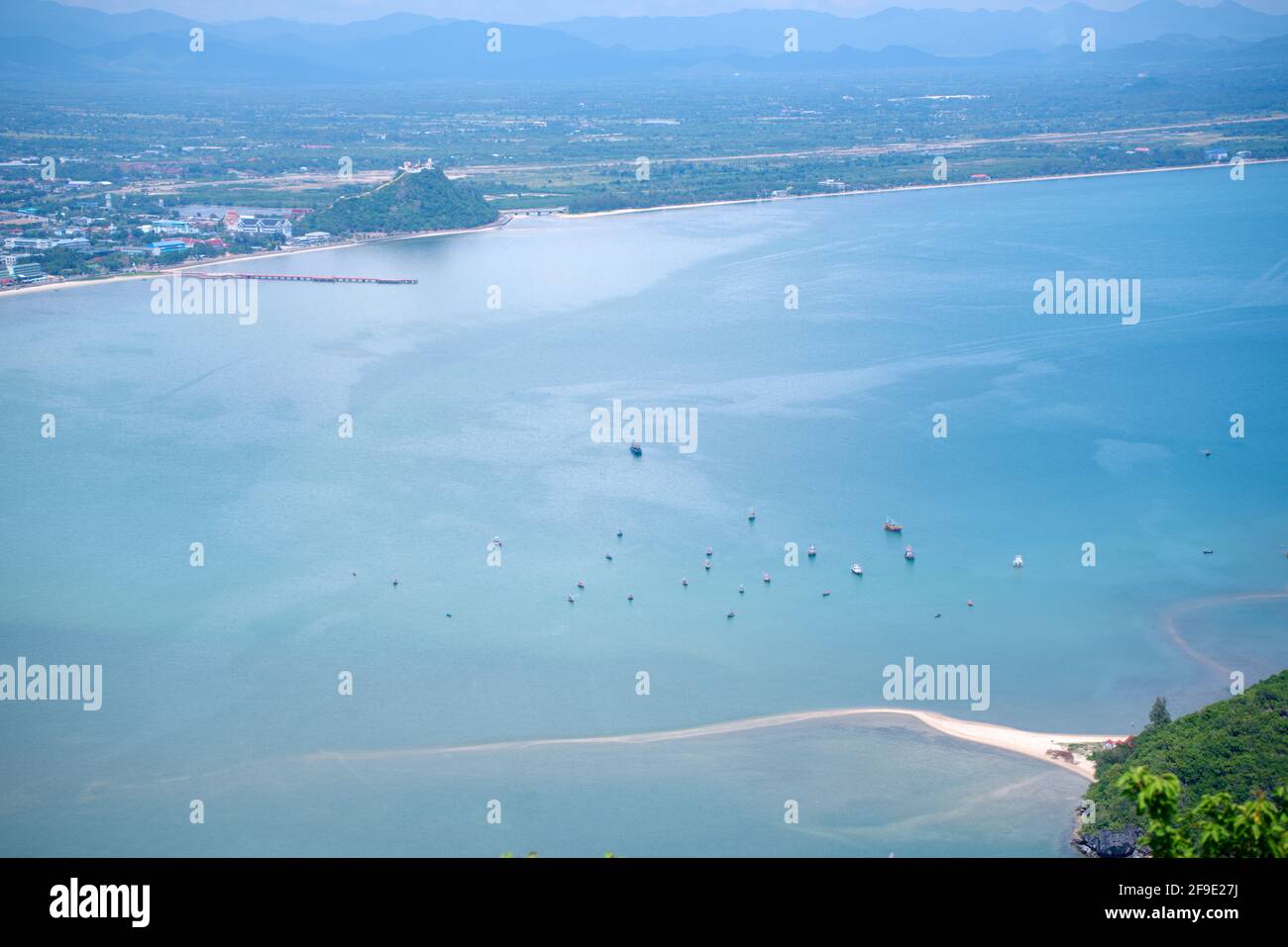 Il famoso punto panoramico della montagna Kao Lom Muak, con vista aerea della baia di Ao Manao e della spiaggia di Ao Manao. Prachuap Khiri Khan, Thailandia, 14 ottobre 2019. Foto Stock