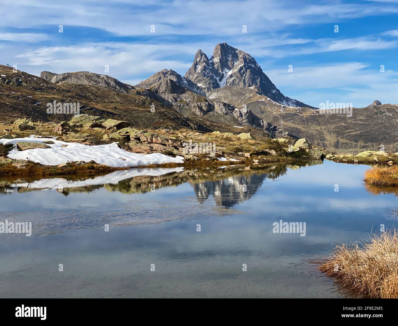Vista sulle montagne e sui laghi di Anayet, nella zona di Portalet, nei Pirenei aragonesi vicino al confine francese. Huesca, Spagna. Paesaggio Foto Stock