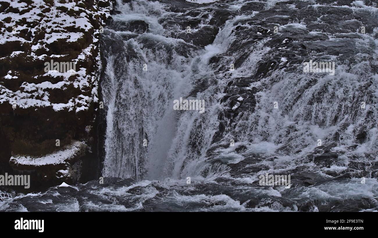 Vista in primo piano della ripida cascata del fiume Skógá nella gola rocciosa con acqua che scende lungo un pendio nel sud dell'Islanda vicino alla circonvallazione. Foto Stock
