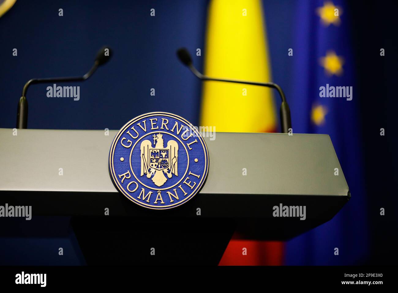 Bucarest, Romania - 17 aprile 2021: Dettagli con il logo del governo rumeno durante una conferenza stampa tenuta da un politico. Foto Stock