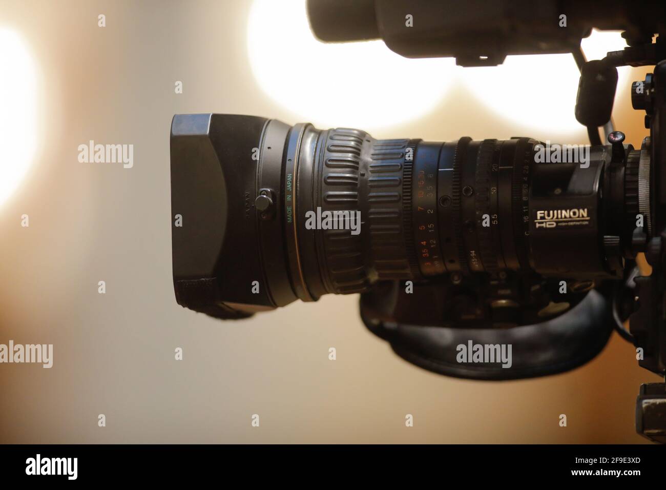 Bucarest, Romania - 14 aprile 2021: Dettagli con una videocamera Sony CineAlta con un obiettivo Fujinon utilizzato per una trasmissione di notizie dal vivo. Foto Stock