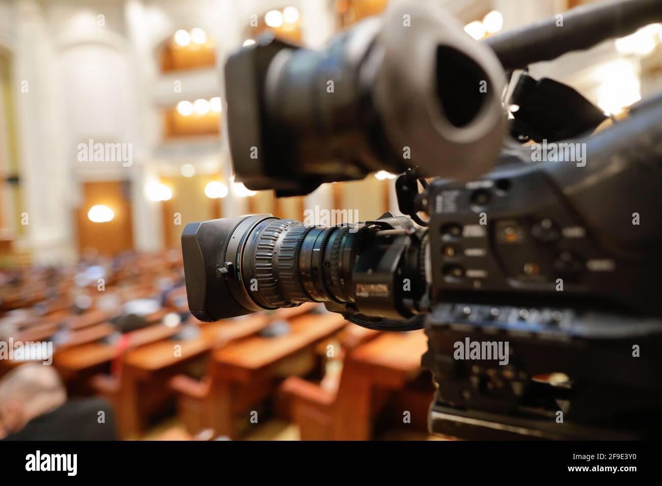 Bucarest, Romania - 14 aprile 2021: Dettagli con una videocamera Sony CineAlta con un obiettivo Fujinon utilizzato per una trasmissione di notizie dal vivo. Foto Stock
