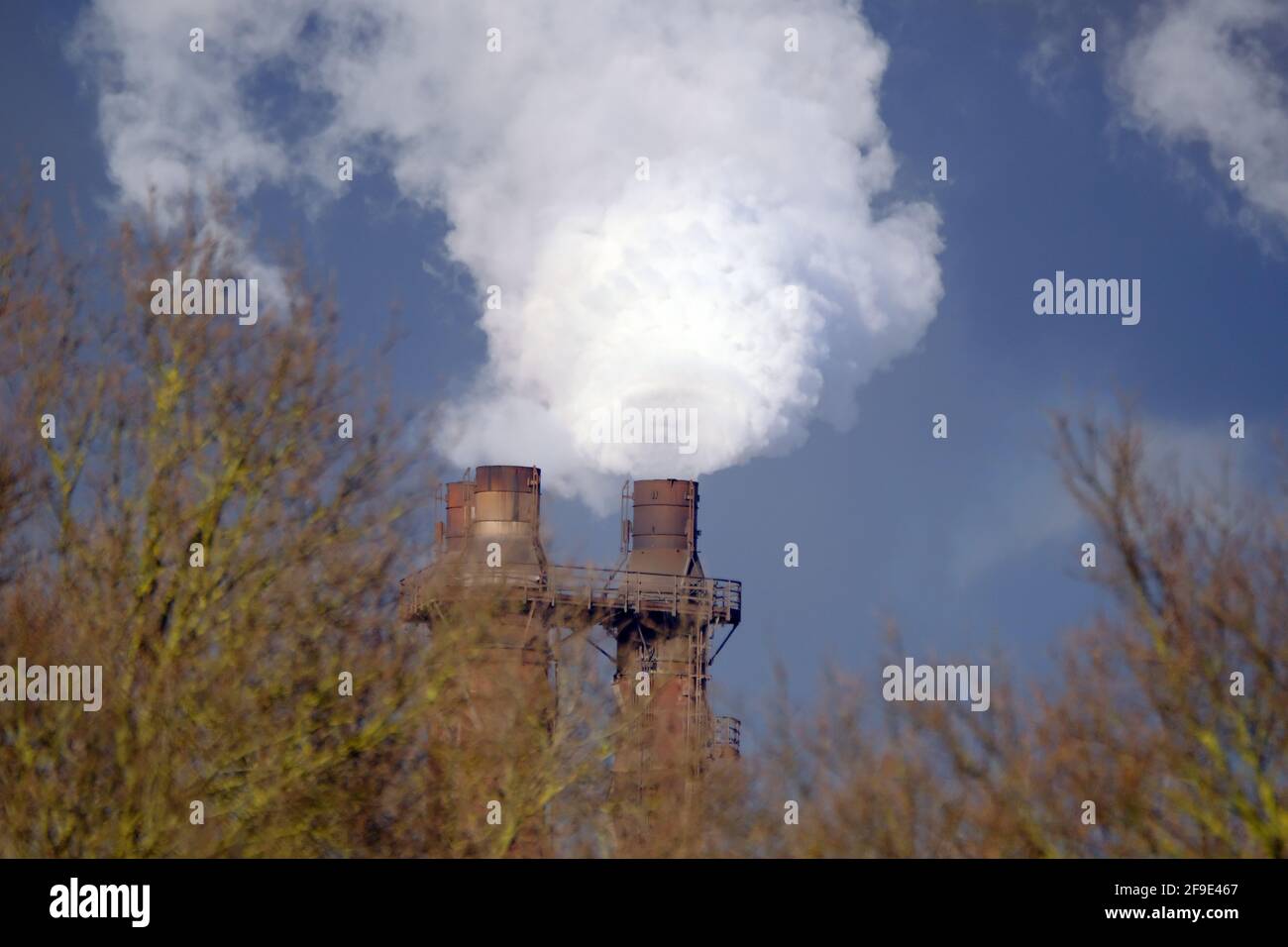 Emissione di fumo e vapore dalle pile di impianti di produzione dell'acciaio. Foto Stock