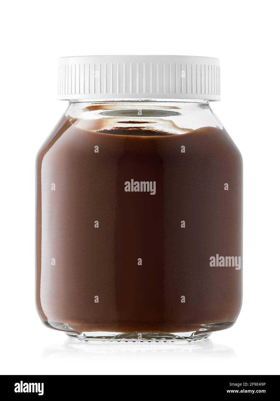 vasetto di vetro con crema di cioccolato isolato su bianco Foto Stock