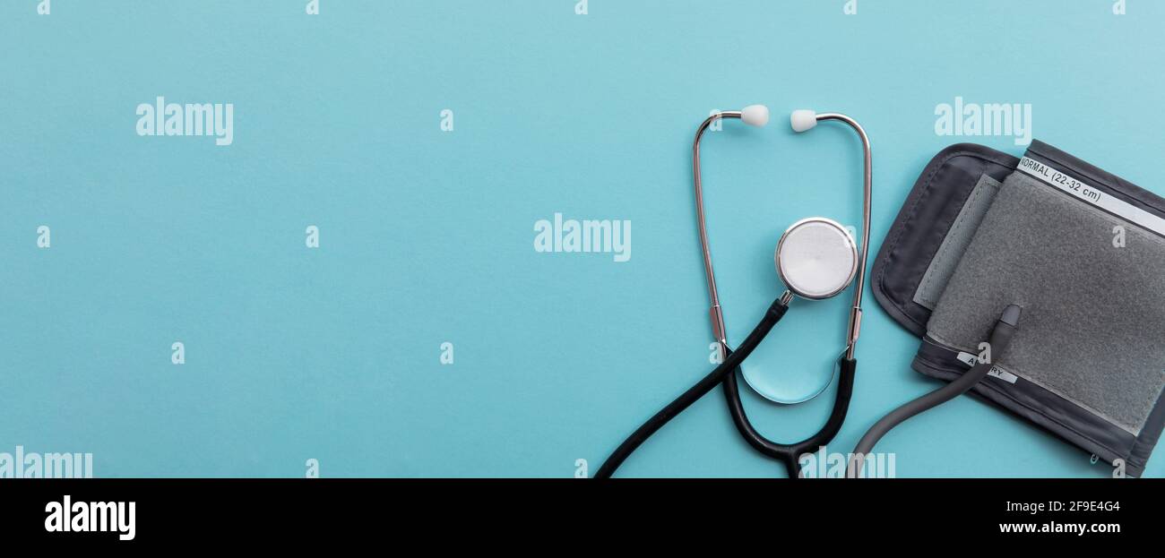 Monitor per analisi della pressione sanguigna con uno stetoscopio su un blu sfondo Foto Stock