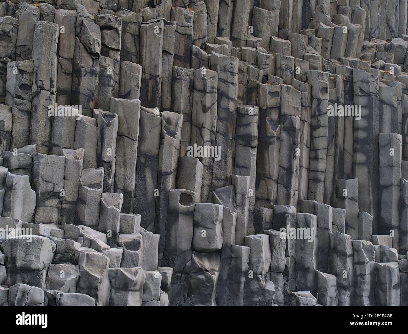 Vista da vicino delle colonne di basalto vulcanico sulla famosa spiaggia di Reynisfjara, una popolare destinazione turistica nel sud dell'Islanda. Foto Stock
