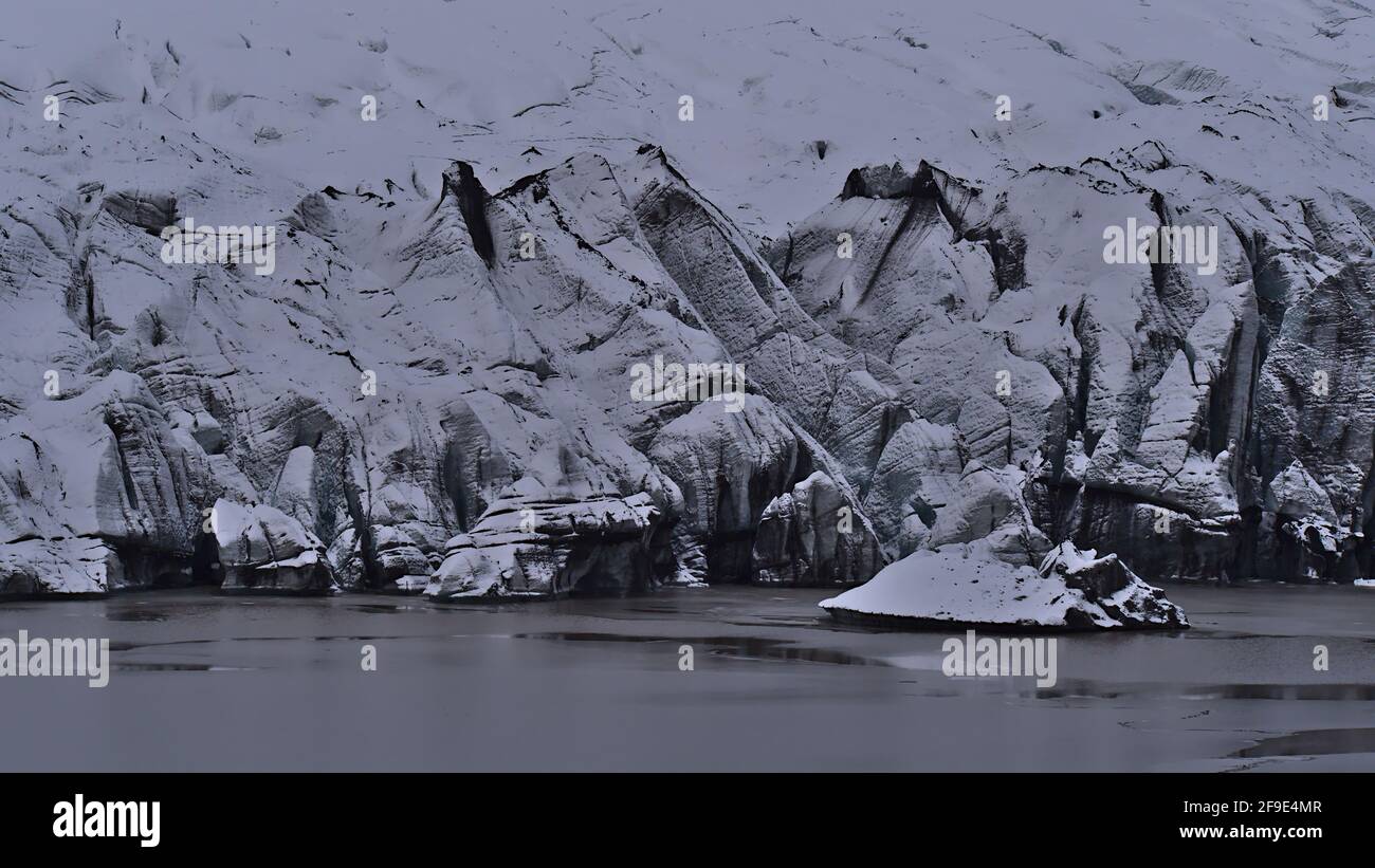 Vista in primo piano del bordo di Sólheimajökull, un ghiacciaio di uscita di Mýrdalsjökull (Katla), nel sud dell'Islanda con struttura bianca e nera. Foto Stock