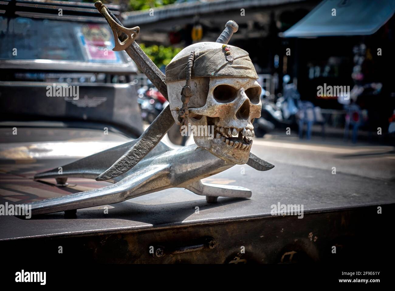 Mascotte per auto pirata sul cranio su un'auto a barra calda personalizzata per i motociclisti bassi, Foto Stock