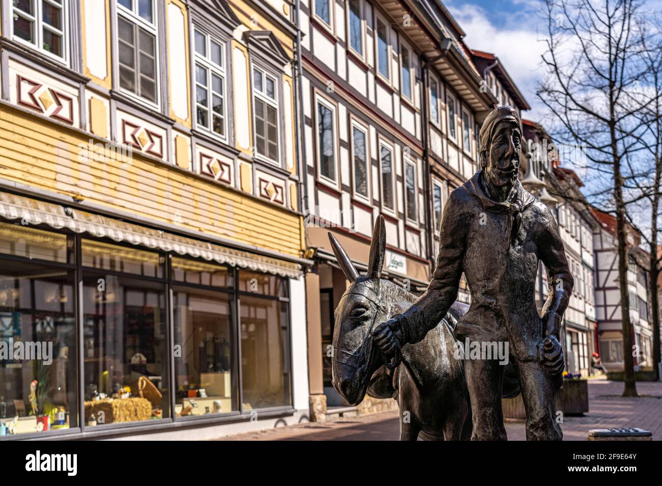 Denkmal für die Eseltreiber in der Fußgängerzone in Osterode am Harz, Niedersachsen, Deutschland | Monumento a Donkey Drover in Osterode am Harz, lo Foto Stock