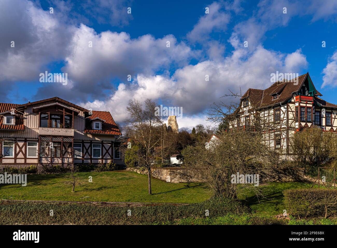 Fachwerk und Ruine der Alten Burg in Osterode am Harz, Niedersachsen, Deutschland | Case in legno e rovine del vecchio castello in Osterode am Harz, Lower Foto Stock