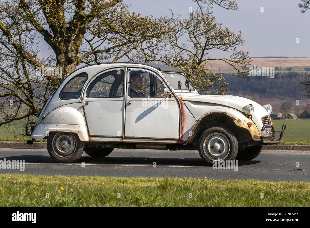 1980 80s White Citroen 2CV6 DOLLY 1988; traffico veicolare, veicoli in movimento, auto francesi, veicoli che guidano su strade del Regno Unito, motori, motori sulla rete autostradale M6. Foto Stock