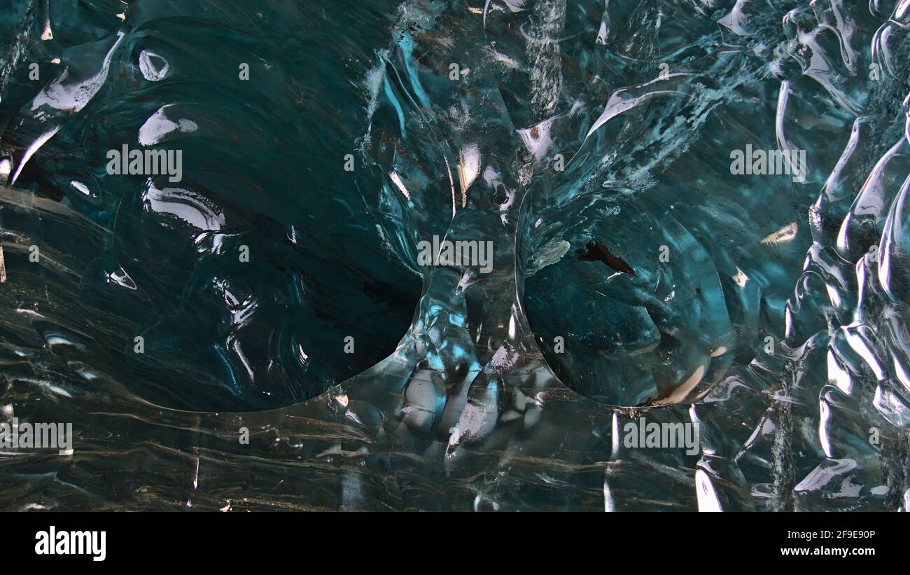 Bizzarra formazione di ghiaccio con un foro ghiacciato limpido e blu scintillante nella parete della Grotta di ghiaccio dello zaffiro nel ghiacciaio Breiðamerkurjökull, Vatnajökull. Foto Stock