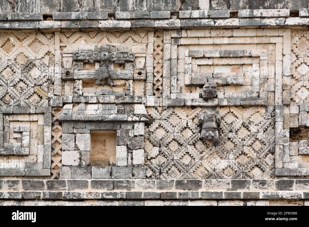 Decorazione ornata al muro delle rovine Maya Nunnery Square a Uxmal, Yucatan, Messico Foto Stock
