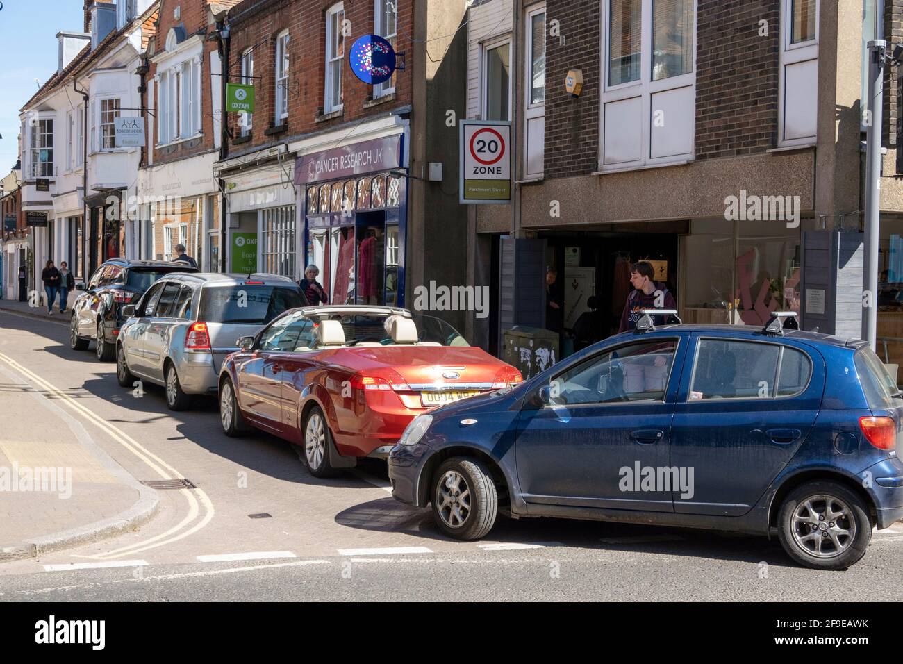 Winchester, Hampshire, Inghilterra, Regno Unito. 2021. Automobilista che blocca Parchment Street nel centro della città causando il ritorno del traffico sul sistema a senso unico. Foto Stock