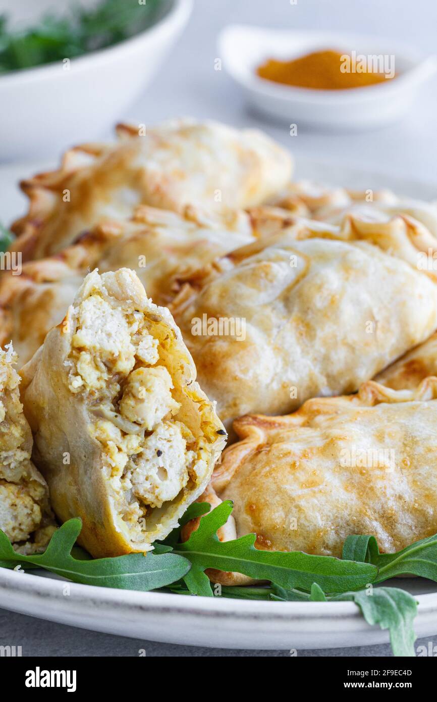 Vista dall'alto di un delizioso piatto di rapaci al curry di pollo Foto Stock