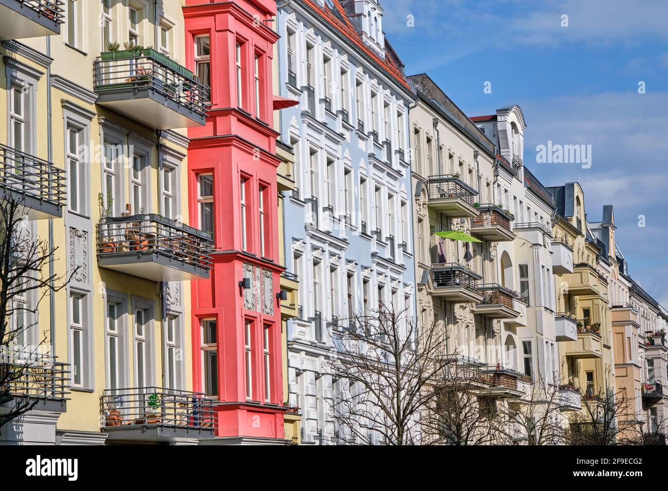 Le facciate di alcuni vecchi edifici di appartamenti rinnovati visti a Prenzlauer Berg, Berlino Foto Stock