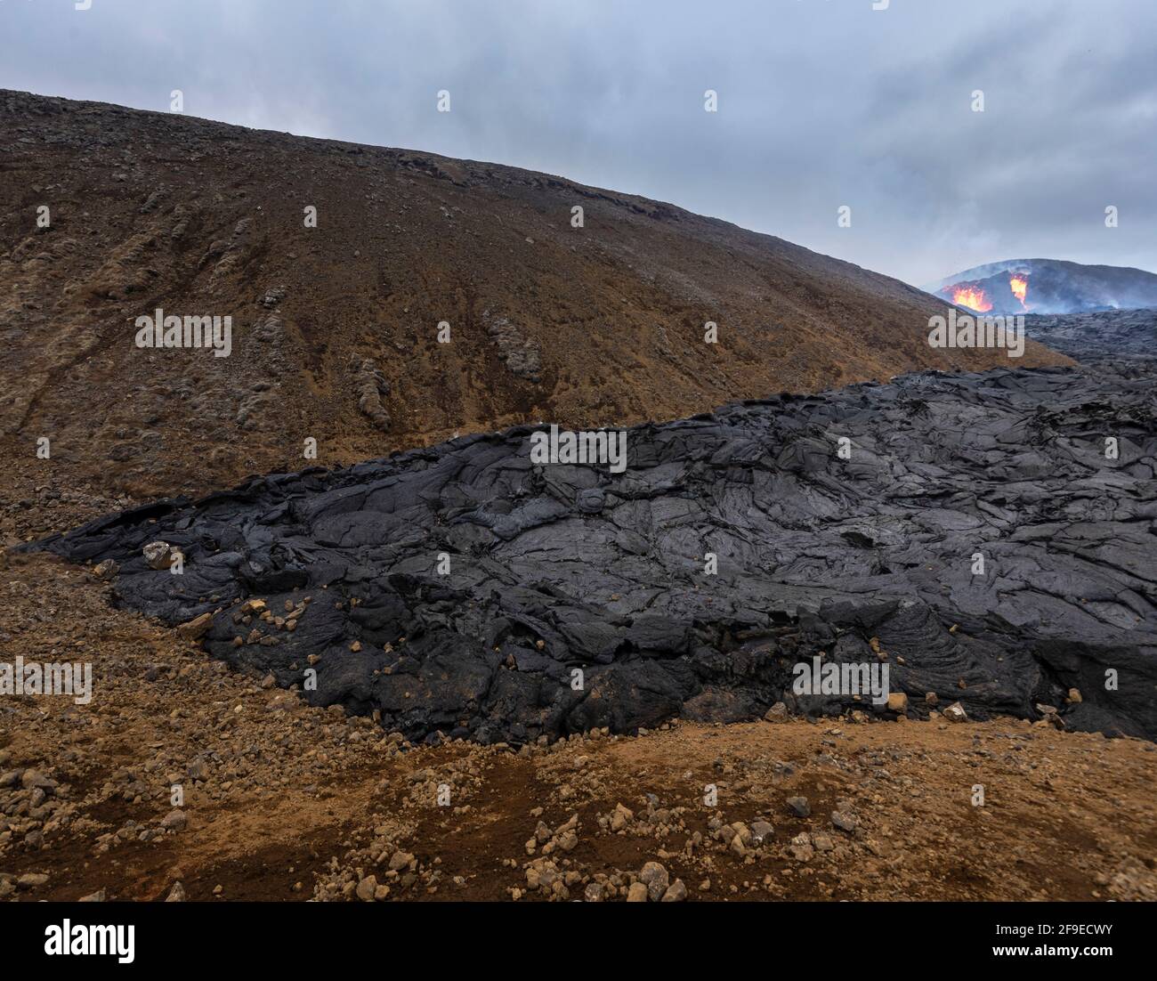 Primo piano fiumi magma solidificati del vulcano Fagradalsfjall in Islanda in una giornata nuvolosa Foto Stock