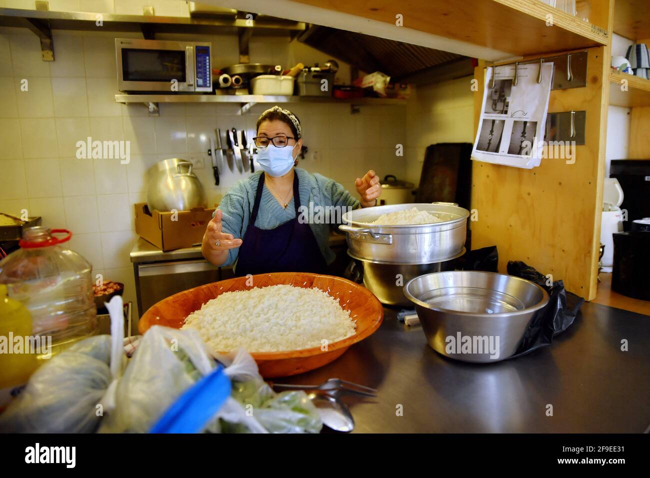 Distribuzione di Chorba e pasti a Ramadan da un'associazione franco-Kabyle a Saint-Ouen, vicino a Parigi, Francia, il 17 aprile 2021. Foto di Karim Ait Adjedjou/Avenir Pictures/ABACAPRESS.COM Foto Stock