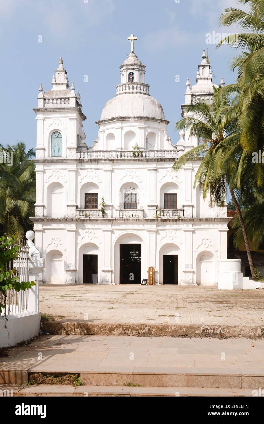 Chiesa di Sant'Alex, una grande chiesa cattolica con una cupola di falsa a Calangute, Goa, India Foto Stock