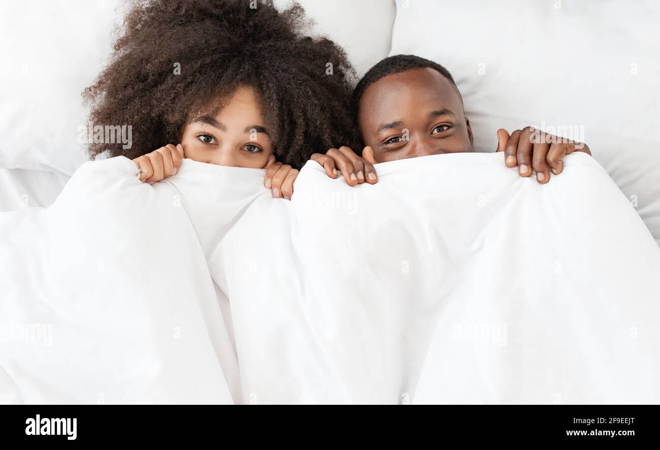 Coppia ridicola, divertimento insieme a casa, buon mattino e famiglia felice a tempo libero Foto Stock