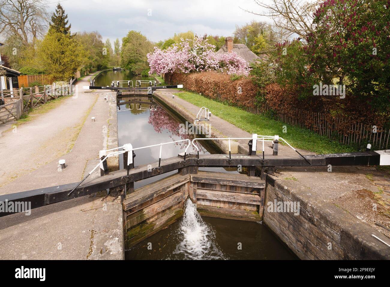 Blocco canale e casetta portoni sul Canal Grand Union, Londra, Regno Unito Foto Stock