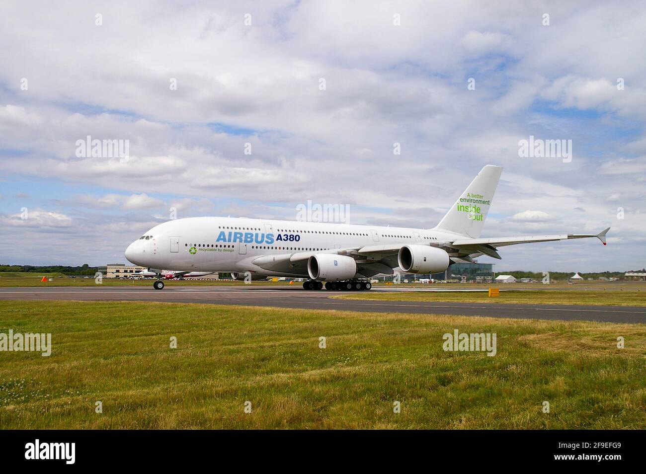 Airbus A380 aereo jet piano a Farnborough Airshow internazionale, UK. Inizio del modello di produzione per la pubblicità di un ambiente migliore dentro e fuori Foto Stock
