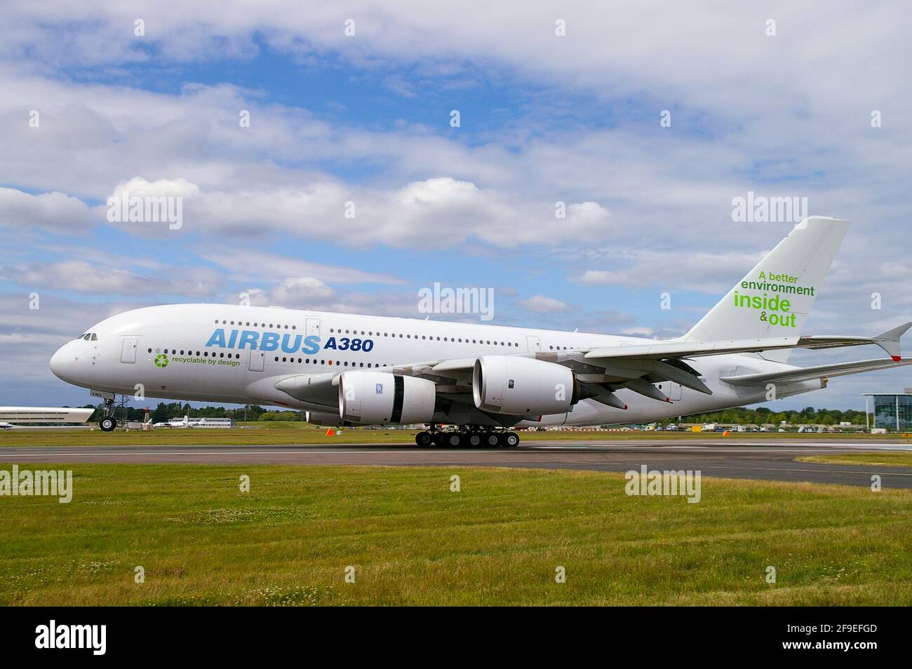 Airbus A380 aereo jet piano a Farnborough Airshow internazionale, UK. Inizio del modello di produzione per la pubblicità di un ambiente migliore dentro e fuori Foto Stock